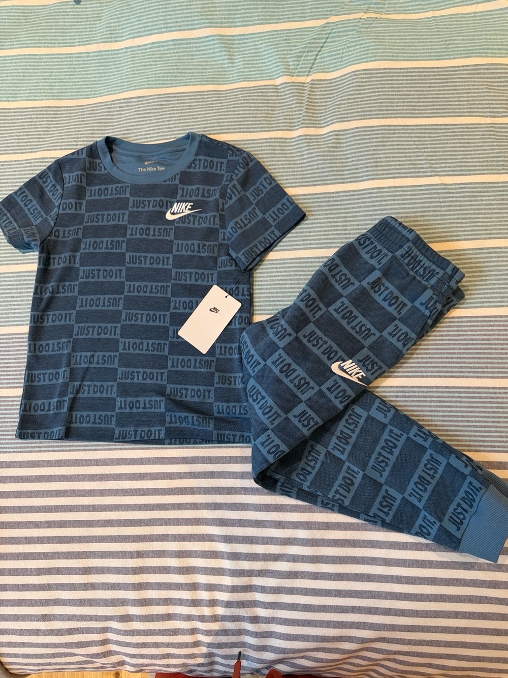 Nike tee and joggers set 6-7 years